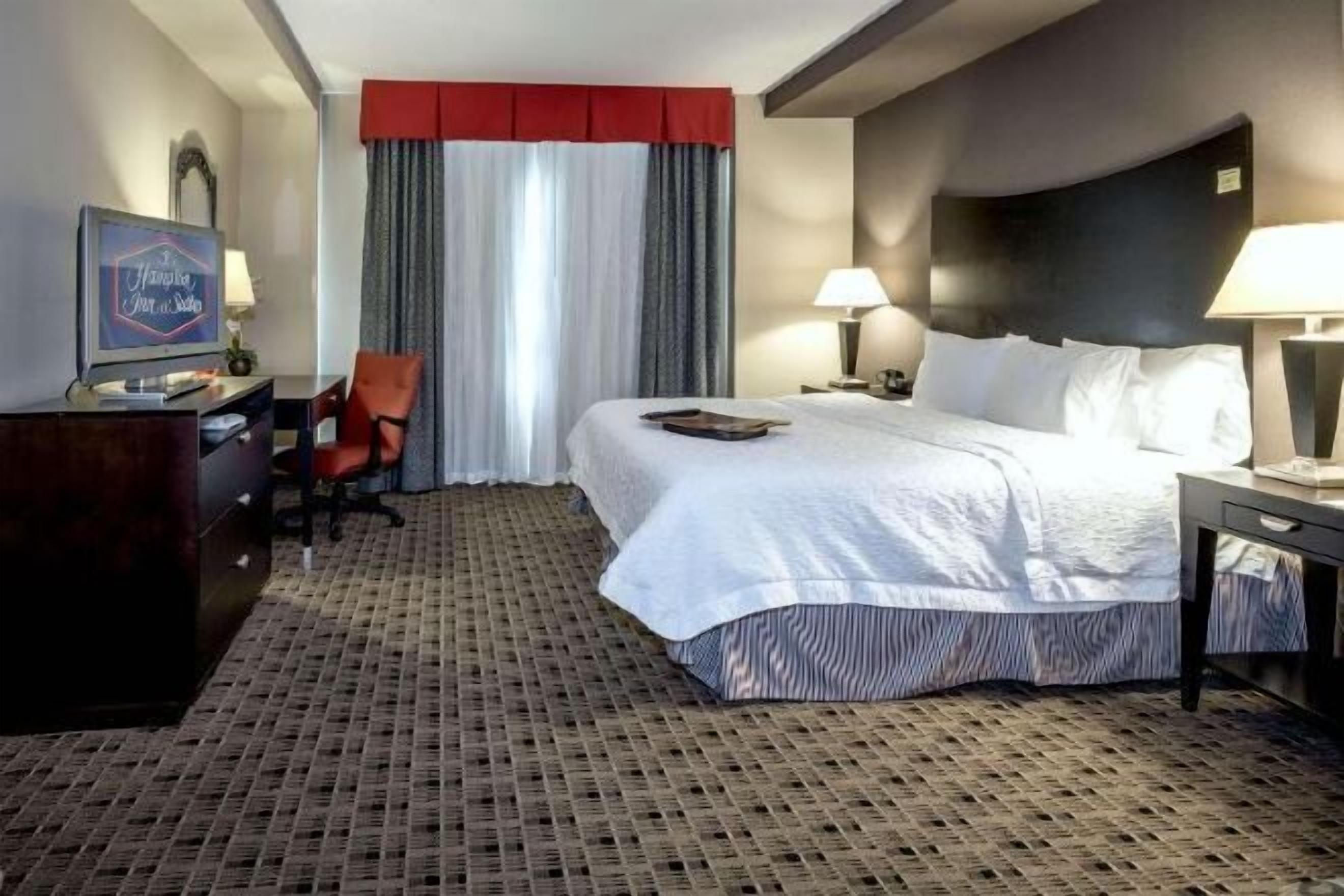 Bộ đồ giường cao cấp, minibar, két bảo mật tại phòng, bàn 