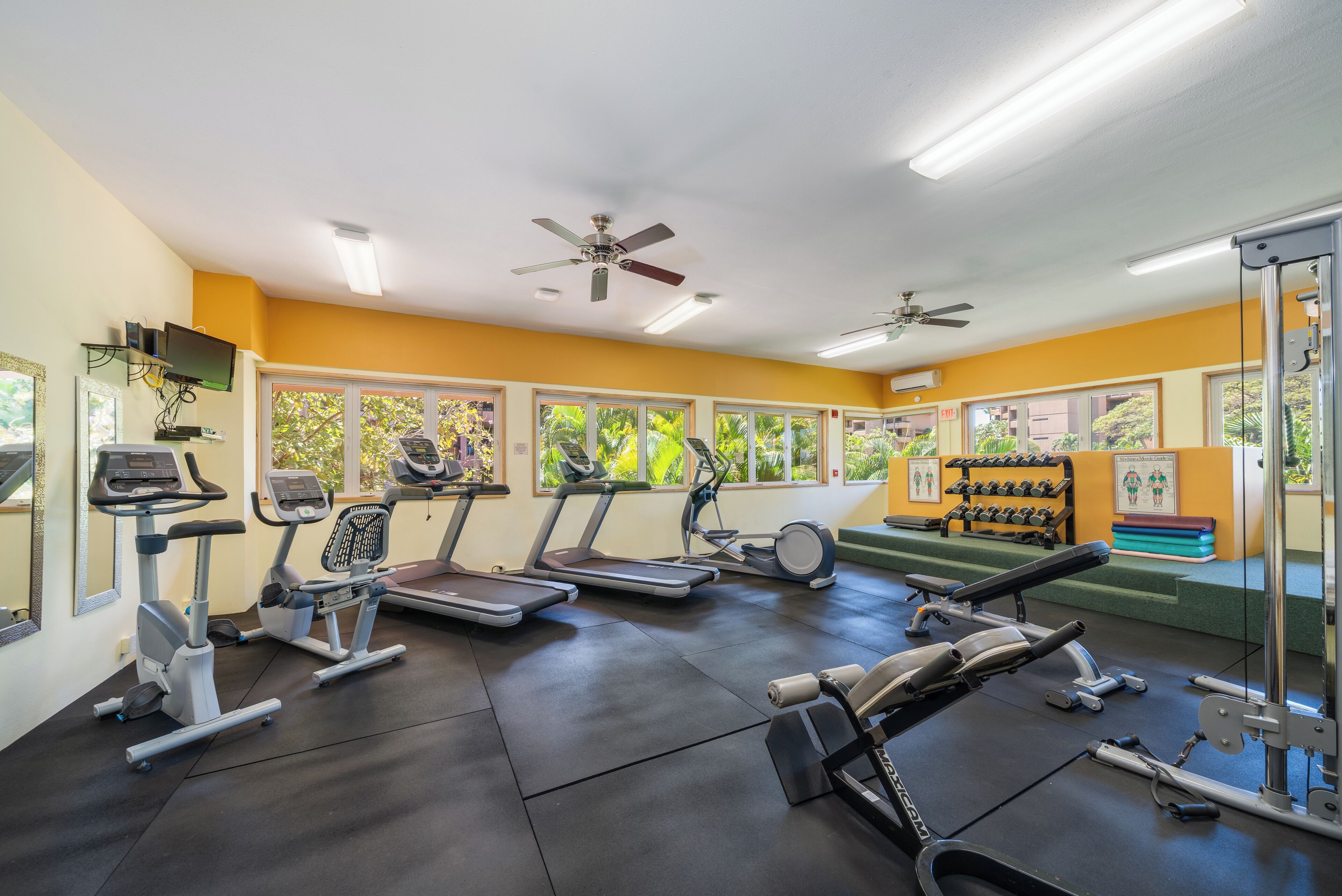 Ein Fitnessstudio mit Laufbändern, Ergometer und Kraftgeräten.