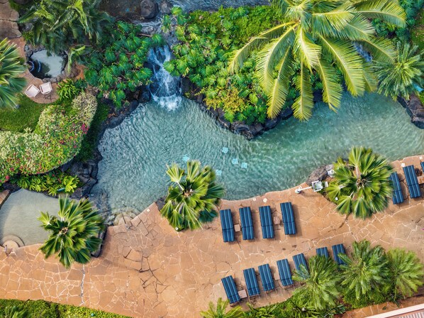 Utendørsbasseng og solsenger