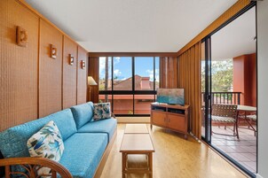 Studio Suite | Living area | 45-inch TV with cable channels, DVD player