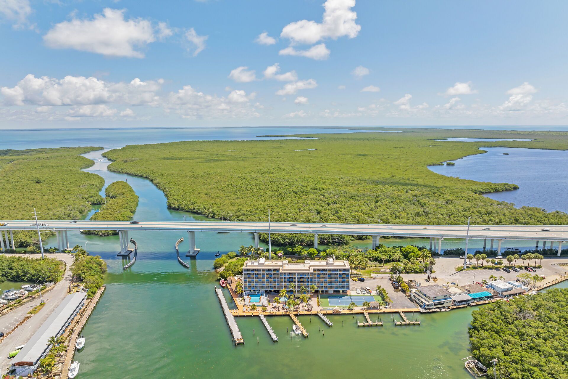 Un hôtel situé sur la côte, doté d’un port de plaisance, d’un pont et d’un canal bordé de mangroves.