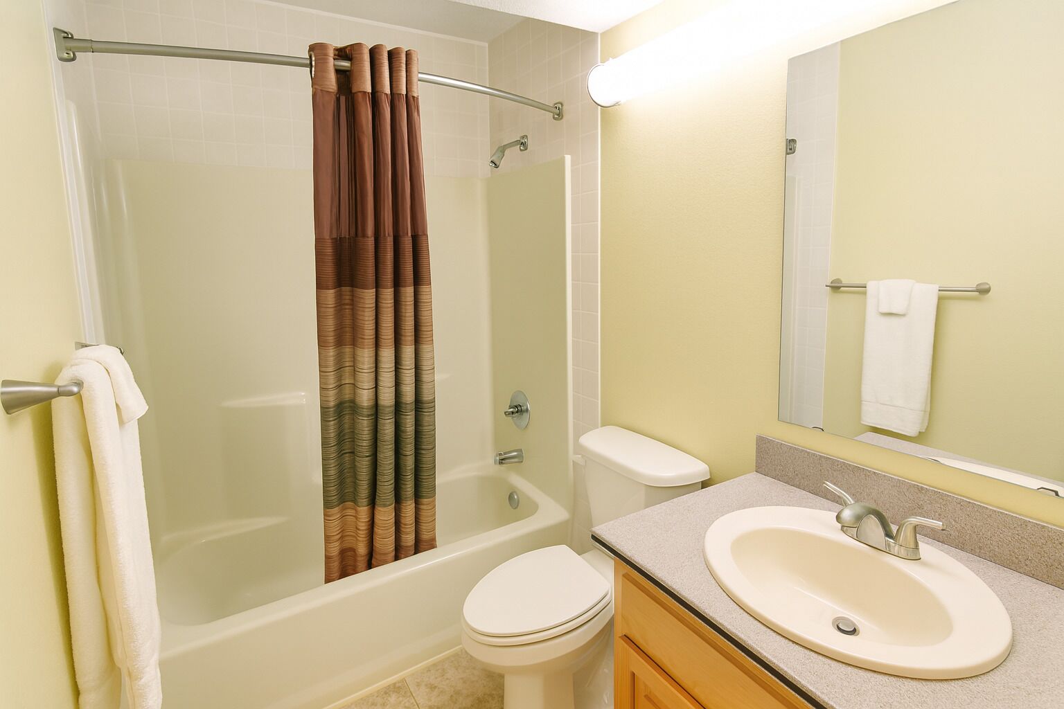 Une salle de bain avec une baignoire, des toilettes et un lavabo.
