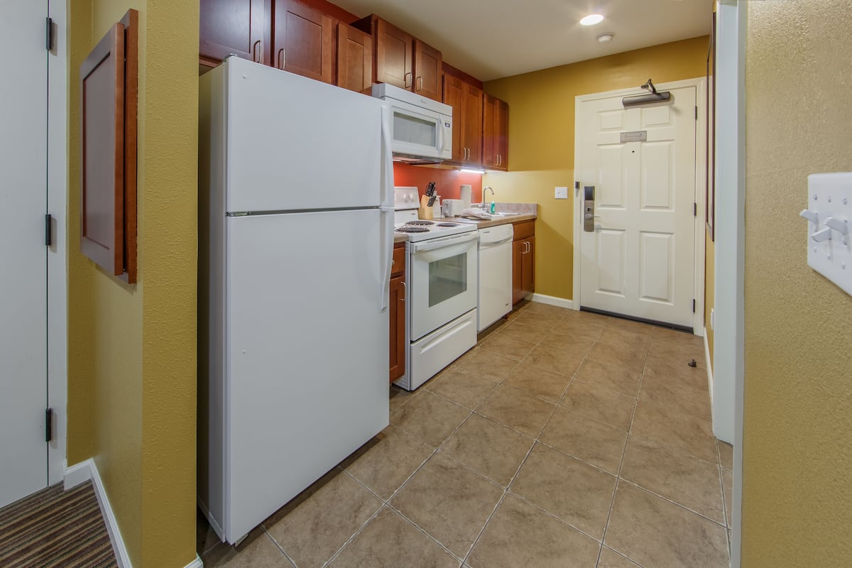 Standard Room, 2 Queen Beds (Lodge) | Private kitchen