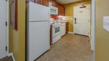 Standard Room, 2 Queen Beds (Lodge) | Private kitchen | Full-sized fridge, microwave, oven, stovetop
