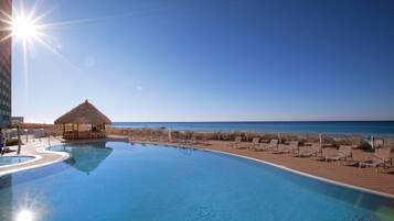 2 piscines extérieures, chaises longues