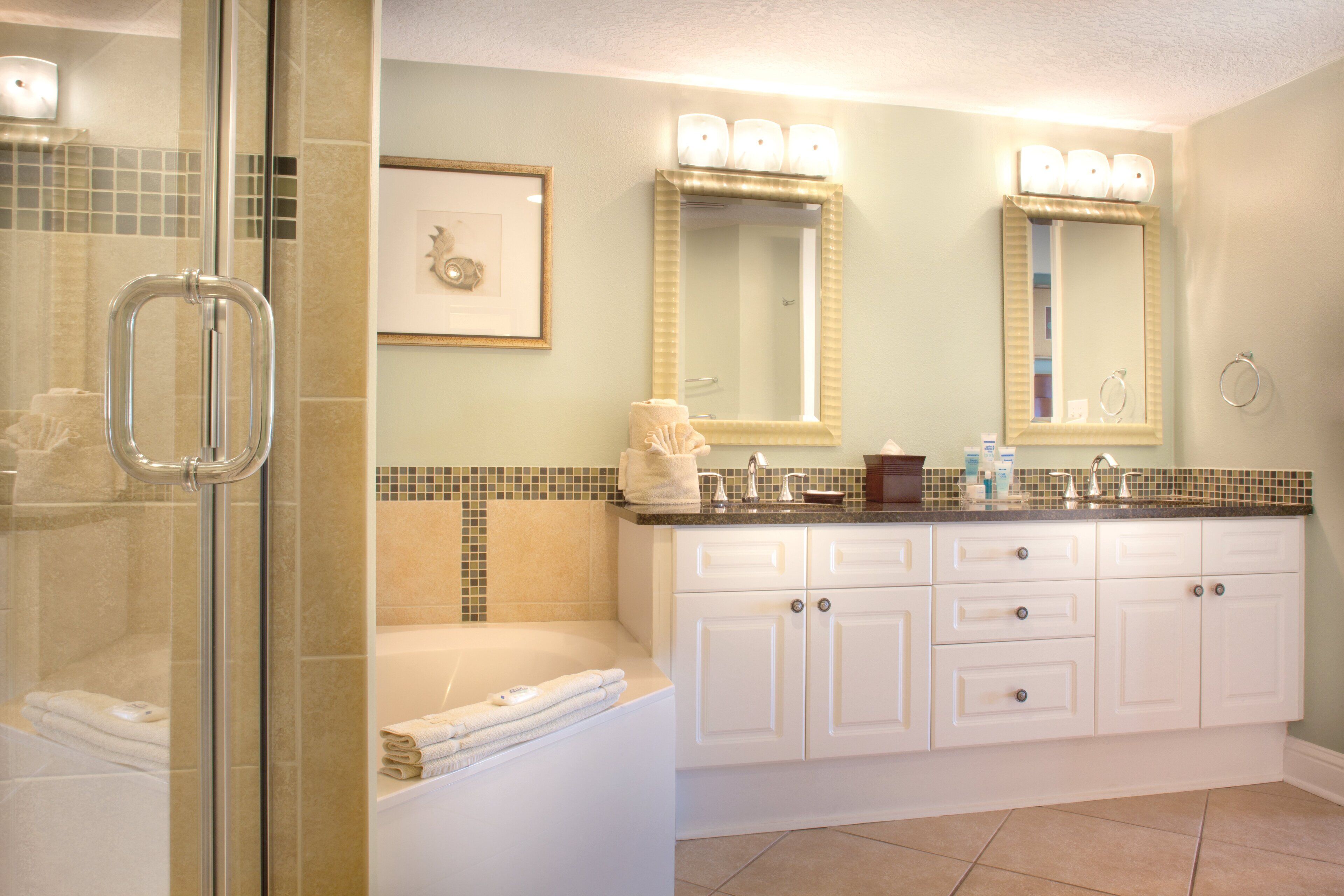 deluxe condo, 1 bedroom, ocean view | bathroom | combined shower/bathtub, free toiletries, hair dryer, towels