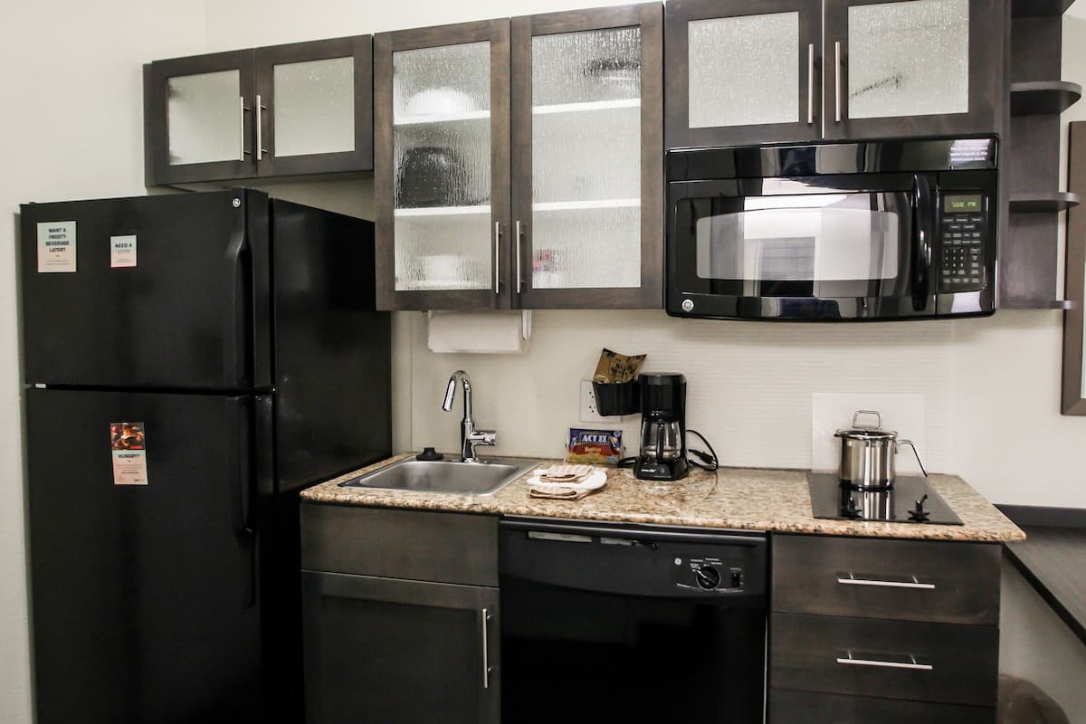 Full-sized fridge, microwave, stovetop, dishwasher