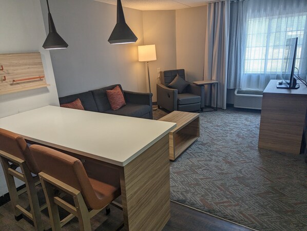 Premium bedding, desk, iron/ironing board, free WiFi
