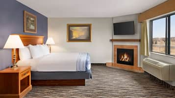Deluxe Studio Suite, 1 King Bed, Non Smoking | Premium bedding, pillowtop beds, desk, blackout drapes