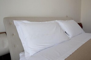 Bureau, rideaux occultants, fer et planche à repasser