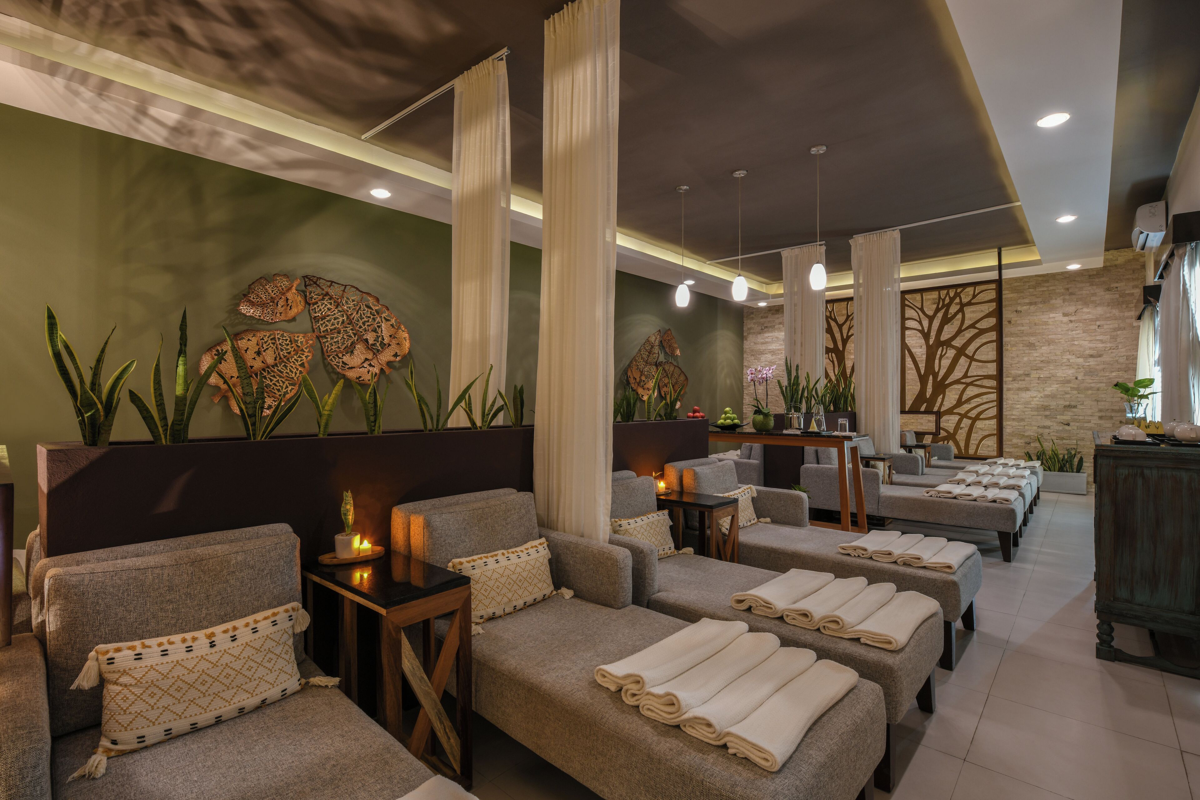 Sauna, hot tub, steam room, body treatments, hydrotherapy, aromatherapy