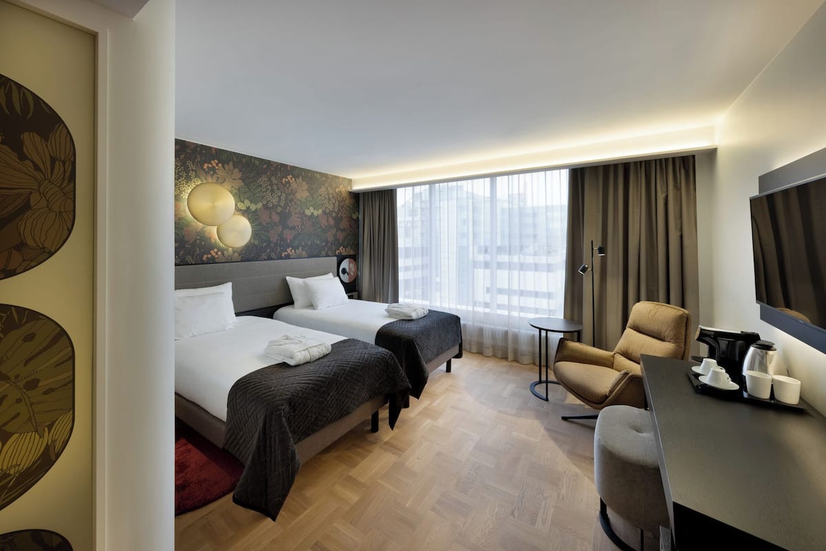 Quarto duplo superior, vista para a cidade | Roupas de cama premium, frigobar, cofres nos quartos, escrivaninha