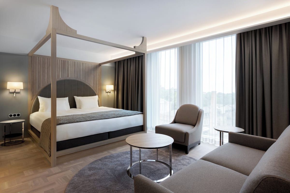 Deluxe tweepersoonskamer, 1 kingsize bed met slaapbank | 1 slaapkamer, luxe beddengoed, een minibar, een kluis op de kamer