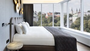 Suite, 1 Katil Raja (King), City View, Corner | Peralatan tempat tidur premium, bar mini, peti besi dalam bilik, meja 