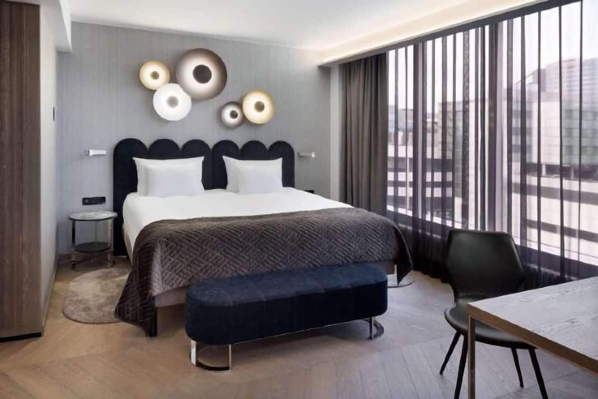 Premium bedding, minibar, in-room safe, desk
