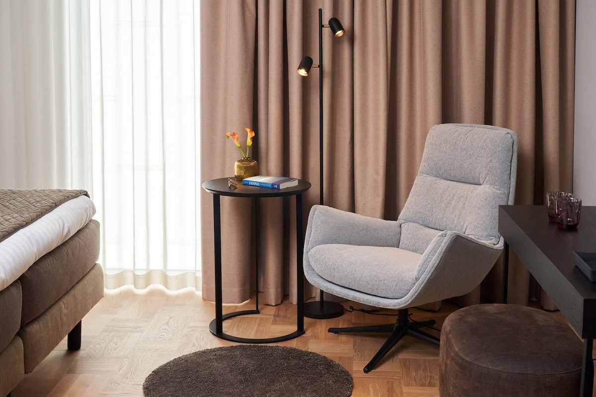 Sengetøy av topp kvalitet, minibar, safe på rommet og skrivebord