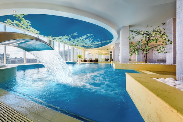 Indoor pool, sun loungers