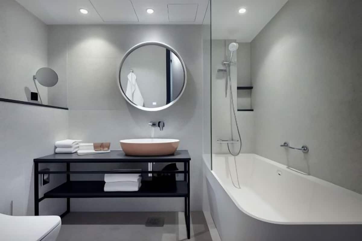 Baño | Artículos de higiene personal gratuitos, secador de pelo y toallas