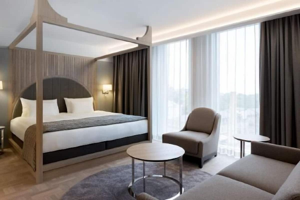 Premium bedding, minibar, in-room safe, desk