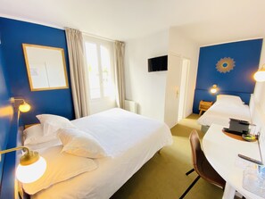 ห้องสแตนดาร์ดทริปเปิล | เครื่องนอนระดับพรีเมียม, โต๊ะทำงาน, ผ้าม่านกันแสง, ห้องเก็บเสียง