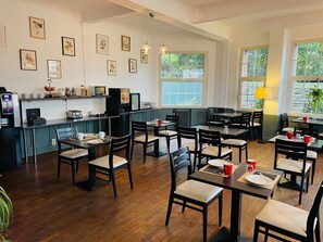 Tägliches Frühstücksbuffet (12 EUR pro Person)