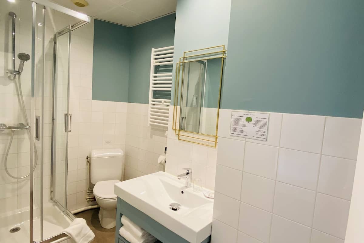 comfort double room | bathroom | free toiletries, hair dryer, towels
