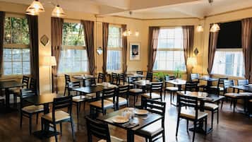 Desayuno buffet (EUR 10.5 por persona)