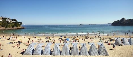 Una spiaggia nelle vicinanze