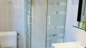 Phòng 2 giường đơn tiện nghi đơn giản, 2 giường đơn | Phòng tắm | Đồ dùng nhà tắm miễn phí, máy sấy tóc, khăn tắm