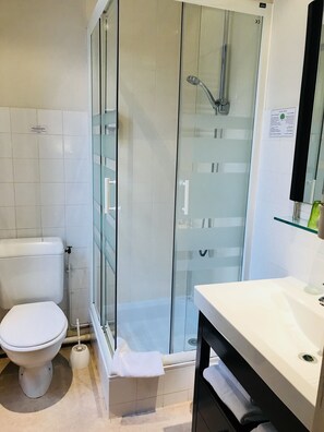 Comfort Twin kamer, 2 eenpersoonsbedden | Badkamer | Gratis toiletartikelen, een haardroger, handdoeken