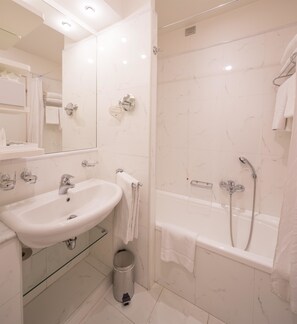 Tina con regadera, amenidades de baño gratuitas, secadora de cabello 