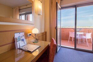 Minibar, pengeskab på værelset, skrivebord, lydisolering