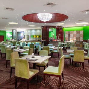 Sarapan, makan tengah hari, makan malam dihidangkan; masakan fusion 