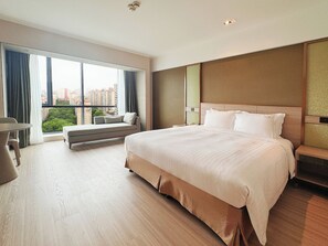 Premium Room, 1 King Bed, Club Lounge Access (Lounge Access) | Minibar, in-room safe, desk, soundproofing - Holiday Inn Shanghai Pudong Nanpu by IHG (Shanghai)