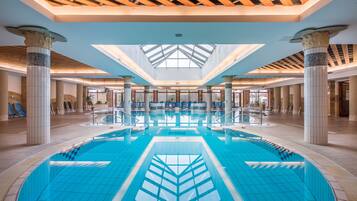 Piscina coberta (horari: 08:00-20:00) i gandules