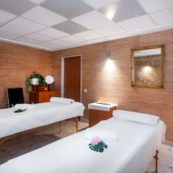 Sauna, hot tub, steam room, body treatments, hydrotherapy