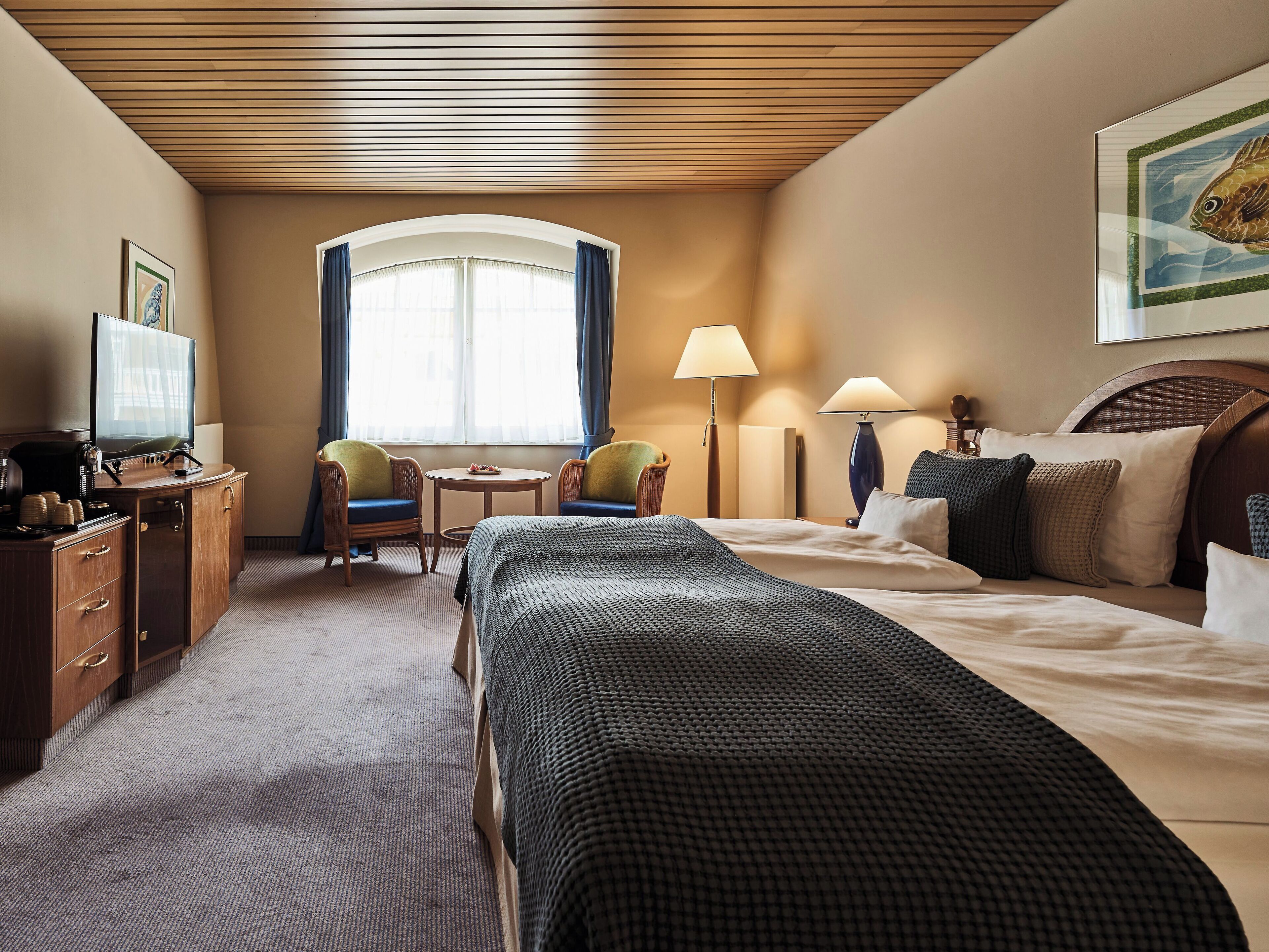 Senger med overmadrass, minibar (inkludert) og safe på rommet