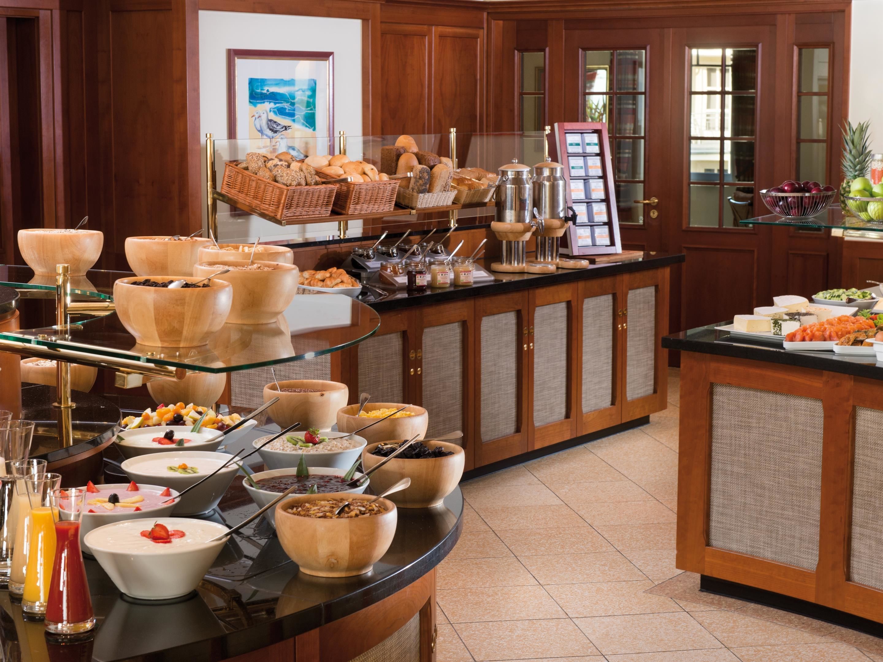 Una mesa de buffet con diferentes alimentos y bebidas.