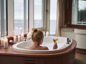 Deep soaking bathtub - aja Strandhotel Bansin (Heringsdorf)