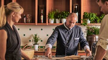 Una cocina con armarios de madera, una encimera y una persona preparando comida.