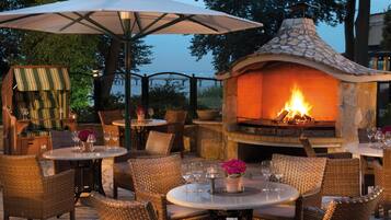 2 restaurantes; se sirve desayuno, almuerzo y cena; cocina regional