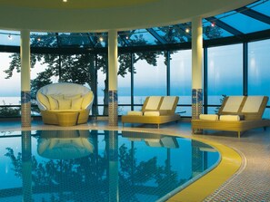 Indoor pool, open 7:00 AM to 10:00 PM, pool umbrellas, sun loungers - aja Strandhotel Bansin (Heringsdorf)