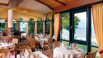 2 restauranter, der serverer morgenmad, frokost og aftensmad