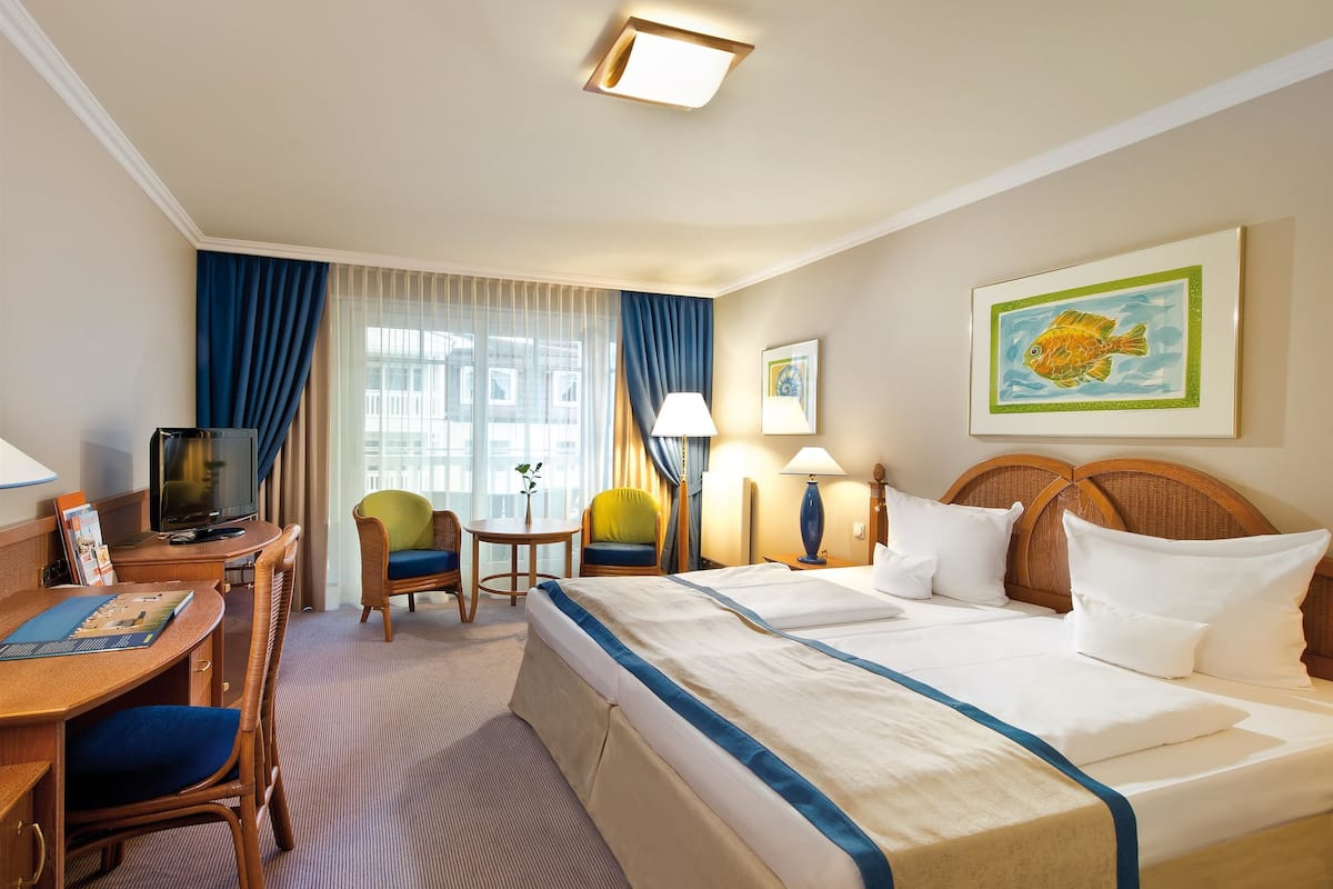 1 bedroom, pillow-top beds, free minibar, in-room safe