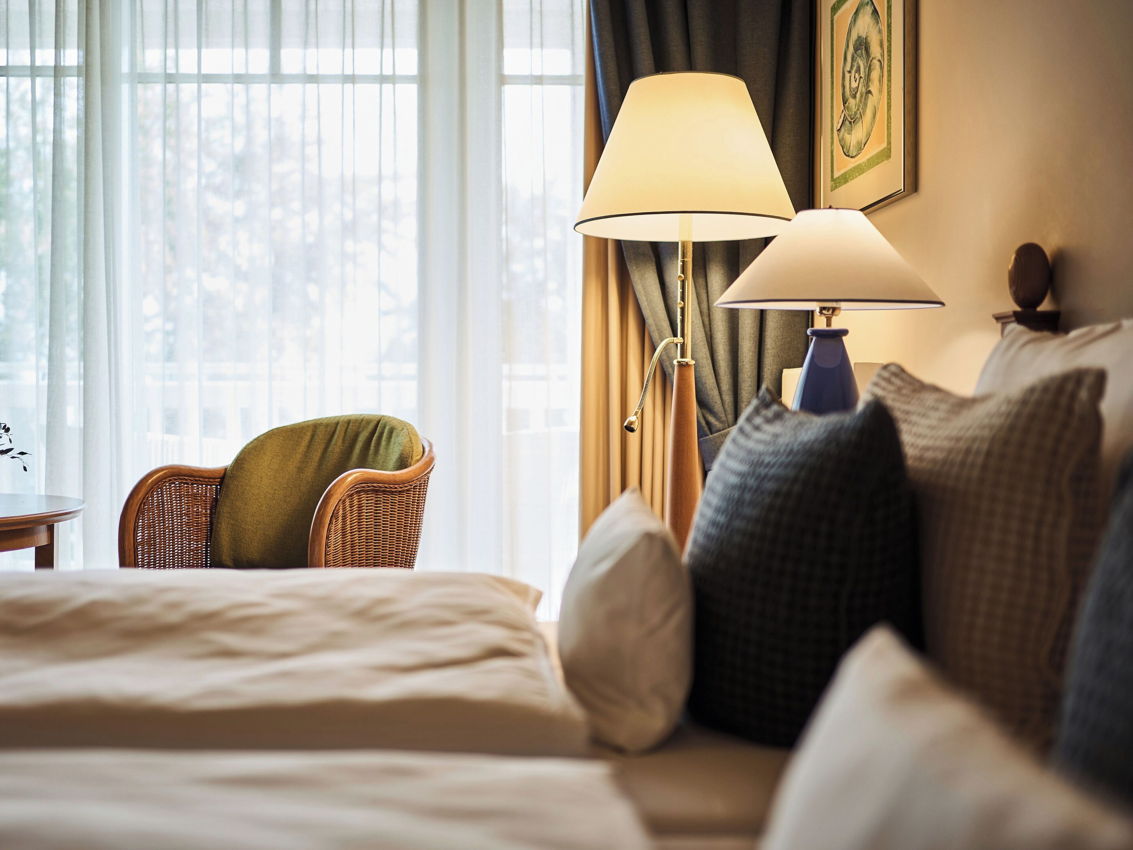 Dobbeltrom – comfort, 1 soverom, hageutsikt | Senger med overmadrass, minibar (inkludert) og safe på rommet