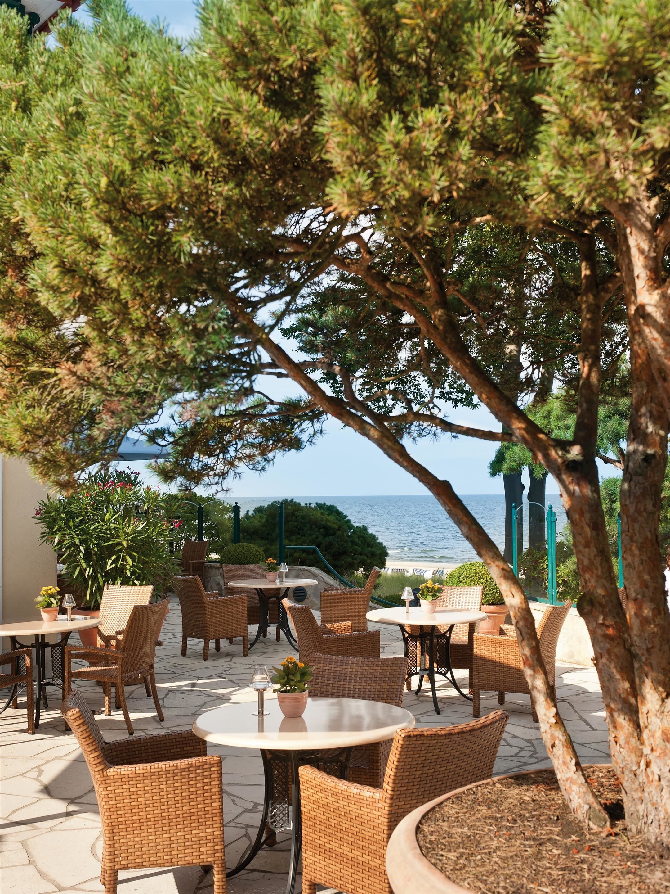 2 restaurants, breakfast, lunch, dinner served; regional cuisine