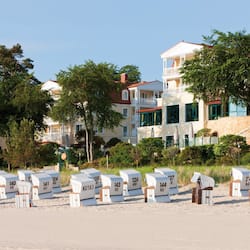 En la playa, arena blanca, toallas de playa, vóleibol de playa