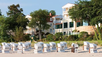 Trên bãi biển, cát trắng, khăn tắm biển, bóng chuyền