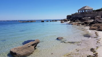 Una spiaggia nelle vicinanze