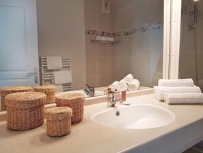 Bathtub, free toiletries, towels - Résidence Le Domaine des Glénan (Fouesnant)